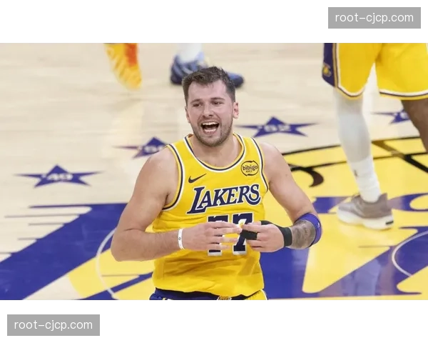 独行侠东契奇崴脚短暂离场 湖人最终惨败骑士30分